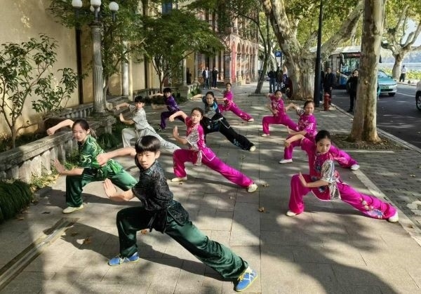 杭州市陳經(jīng)綸體校武術(shù)隊(duì)學(xué)生們展示中華武術(shù)。 人民網(wǎng)記者 楊磊攝
