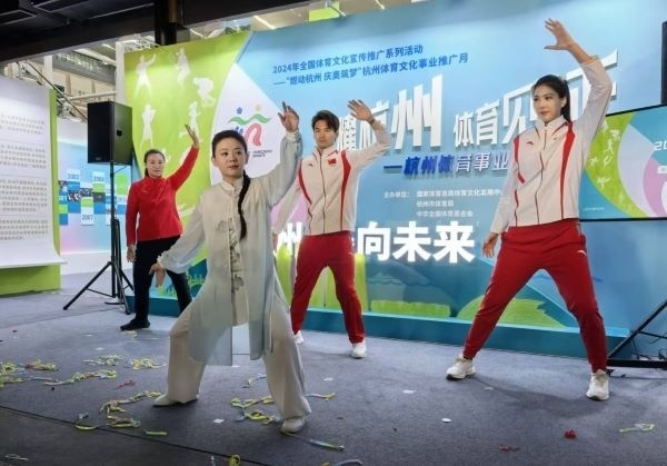 三位奧運(yùn)冠軍進(jìn)行陳式太極拳表演。 人民網(wǎng)記者 楊磊攝