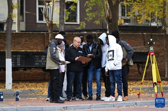 在天津鐵道職業(yè)技術(shù)學(xué)院，老師指導(dǎo)幾內(nèi)亞學(xué)員使用測(cè)距儀器（11月11日攝）。新華社記者 李然 攝