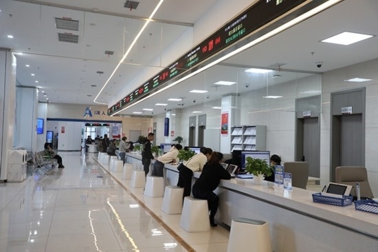 觀山湖區(qū)政務(wù)大廳窗口辦事忙。