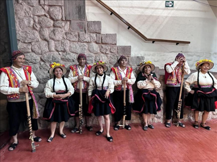 身著傳統(tǒng)服飾的秘魯藝人。本報記者 張朋輝 攝