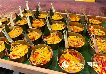 馬來西亞美食節(jié)現(xiàn)場準(zhǔn)備的美食。人民網(wǎng) 王婧攝