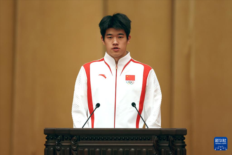 11月15日，游泳運動員潘展樂在報告會上發(fā)言。新華社記者 李明 攝