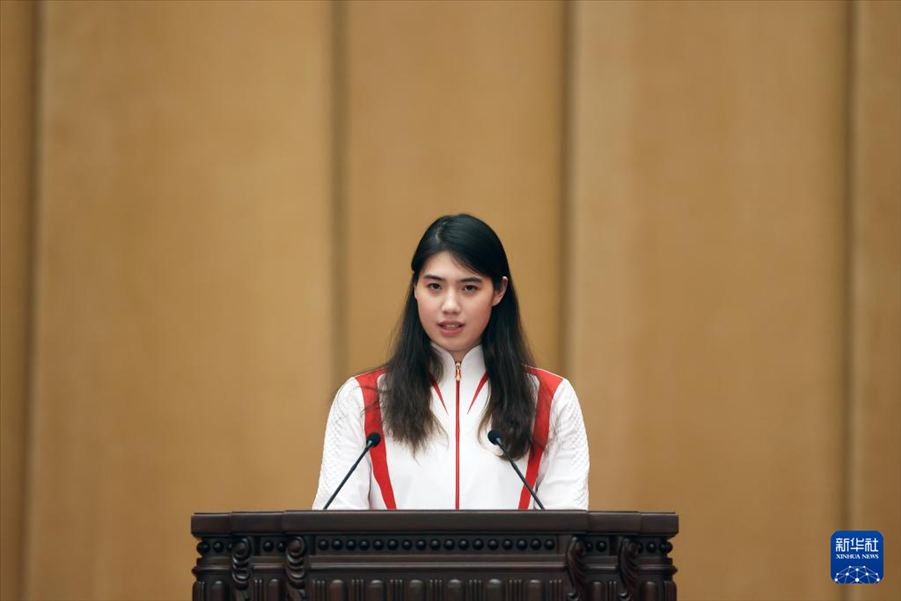 11月15日，游泳運動員張雨霏在報告會上發(fā)言。新華社記者 李明 攝