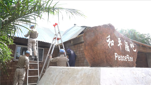 ▲搭設(shè)固定文娛設(shè)施房頂(秦貴君攝)