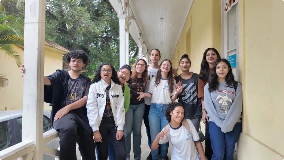 學(xué)生們用中文跟島叔問好。作者供圖