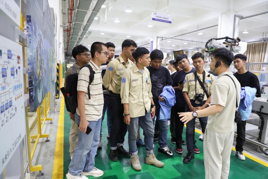 來(lái)華留學(xué)生在工程實(shí)踐中心上課。教育部職業(yè)教育與成人教育司供圖