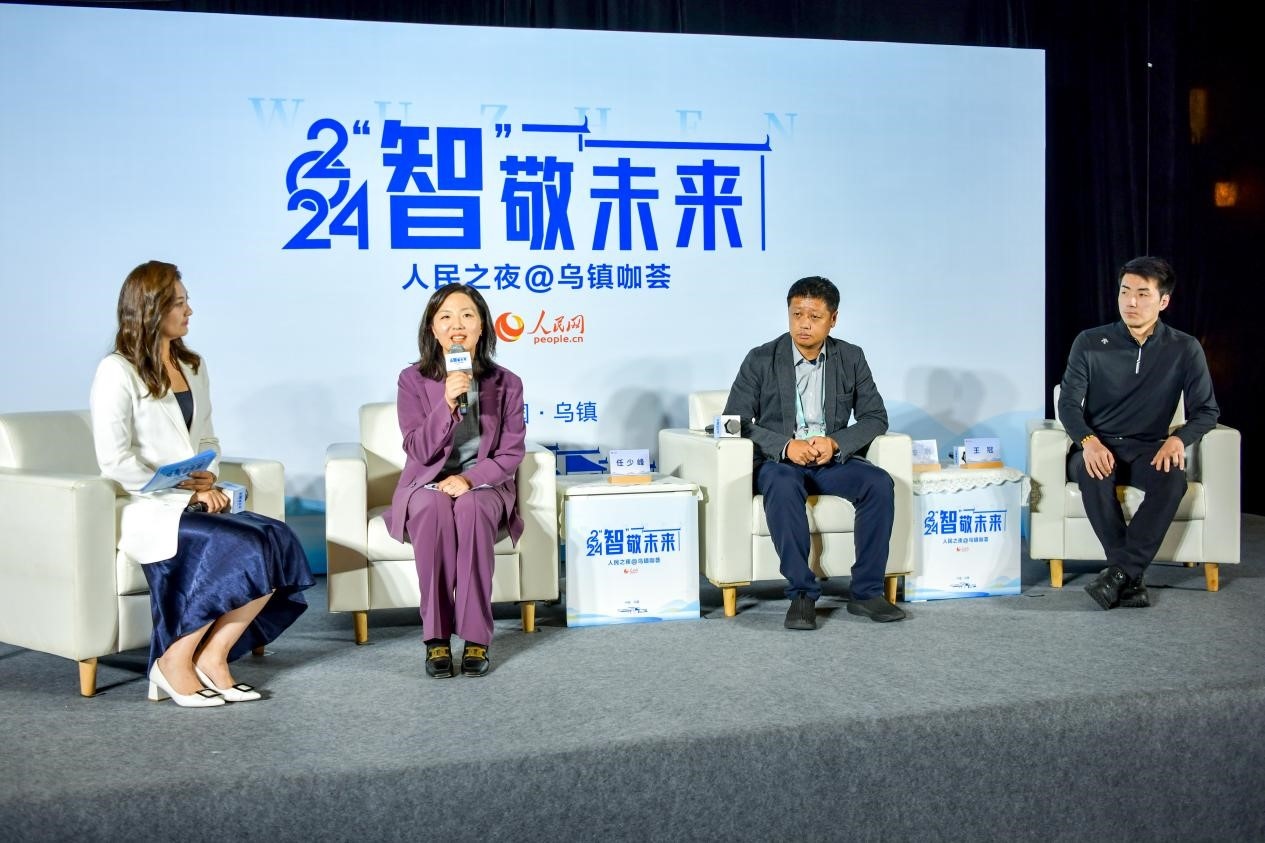 在對話環(huán)節(jié)，趣丸科技總編輯、副總裁任少峰，星云智慧機器人CEO李明，可之教育大模型創(chuàng)始人王冠討論“人工智能如何惠及大眾”。人民網記者 任峰濤攝