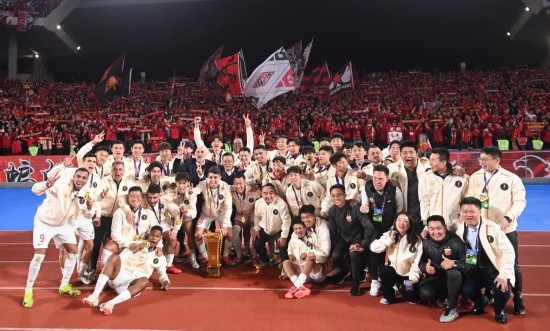 11月23日，上海海港隊(duì)成員在頒獎(jiǎng)儀式后與球迷合影。新華社記者 黃宗治 攝