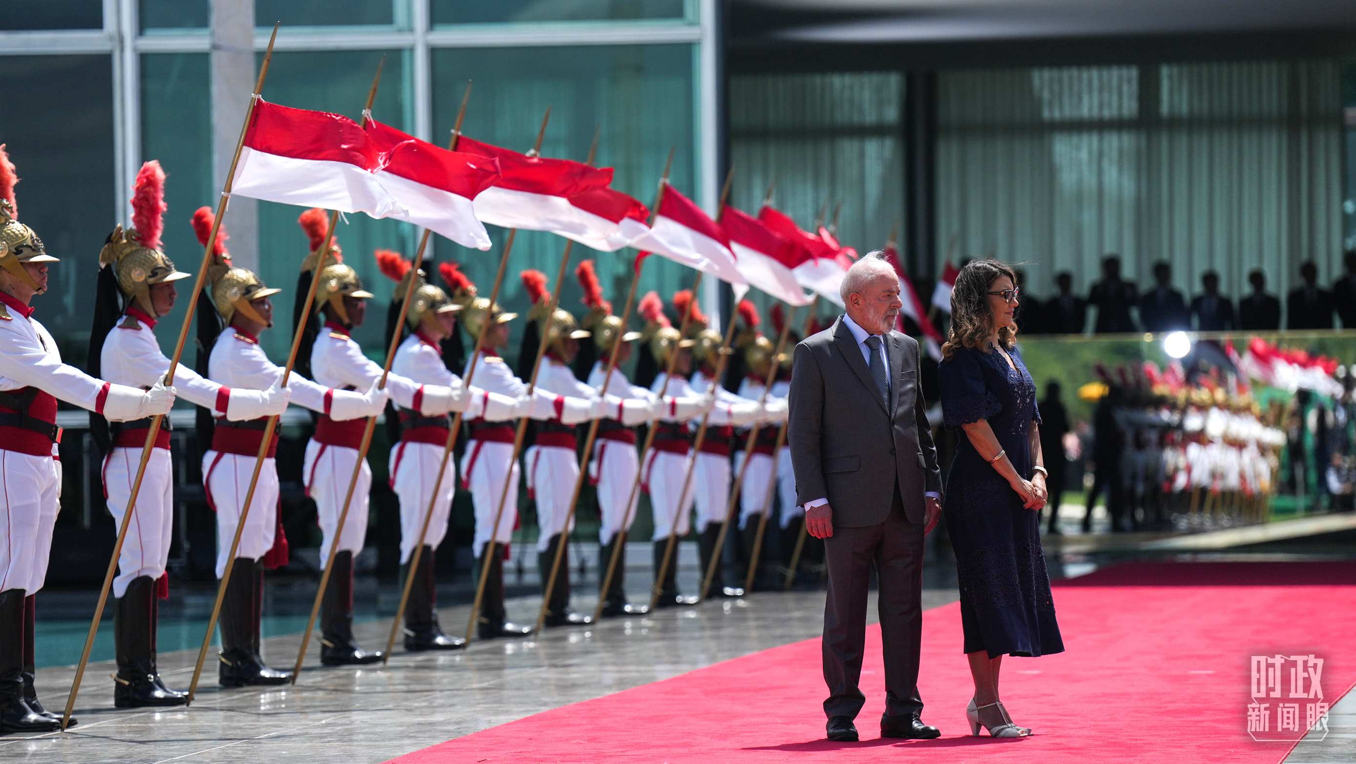 巴西總統(tǒng)盧拉和夫人羅桑等候習(xí)主席到來。