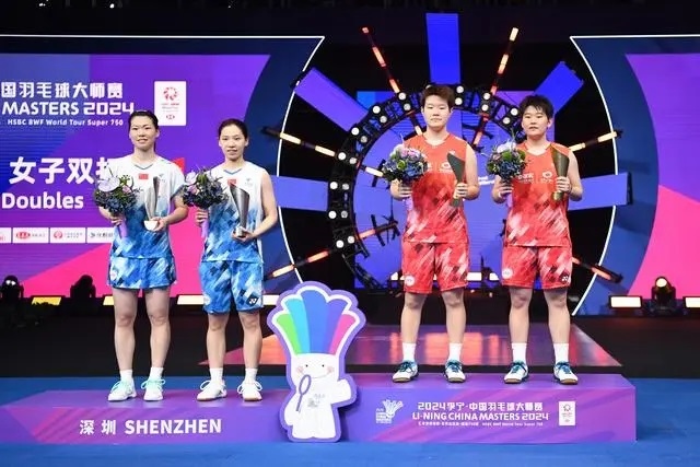 11月24日，劉圣書（右二）/譚寧（右一）與李怡婧/羅徐敏（左一）在頒獎臺上合影。新華社記者 梁旭攝