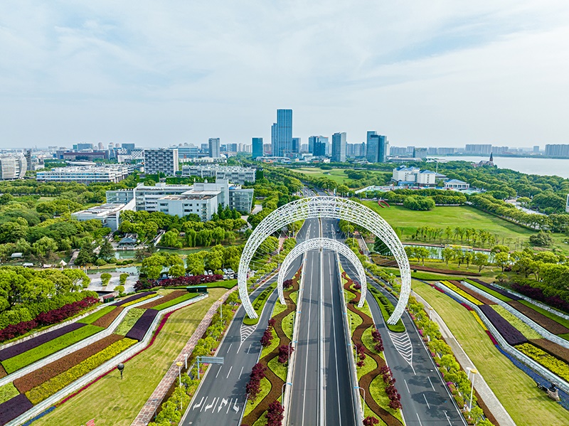 圖為蘇州工業(yè)園區(qū)星湖街鋼結(jié)構(gòu)雕塑。