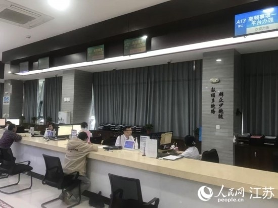 像這樣的“高頻事項(xiàng)一平臺”辦理專窗，正在江蘇各地基層便民服務(wù)中心鋪開。人民網(wǎng) 俞楊攝