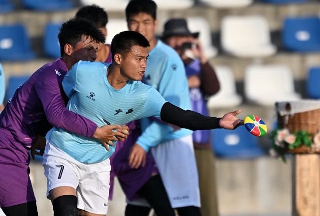 11月28日，花炮半決賽，廣西隊(duì)與海南隊(duì)展開(kāi)激烈角逐。新華社記者 郭程攝