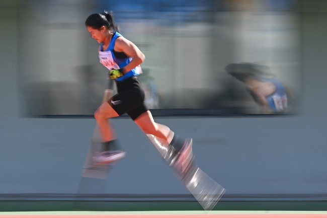 11月28日，海南隊(duì)選手吳明芬在高腳競(jìng)速比賽中。新華社記者 杜子璇攝