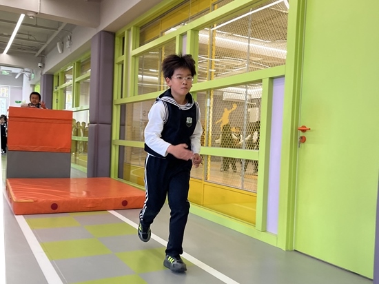 學(xué)生在南樓二層的體能教師訓(xùn)練。人民網(wǎng)記者孫競 攝