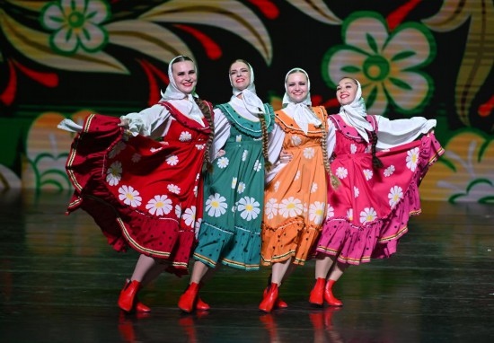 6月22日，2024-2025“中俄文化年”海南島歡樂節(jié)俄羅斯藝術(shù)團(tuán)體巡演在?？谑信e行。新華社記者郭程攝