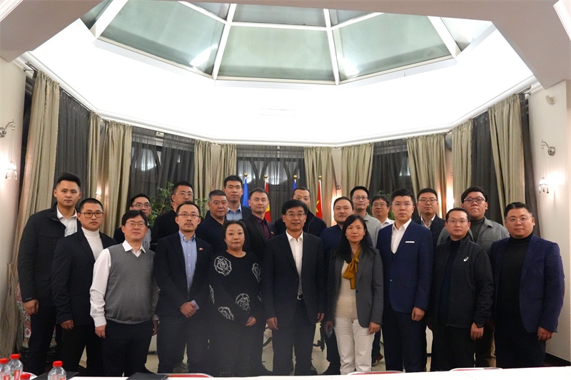 集體合照。中國駐烏克蘭大使館供圖