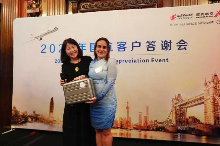 獲獎嘉賓上臺領取精美獎品。吳若鳴攝