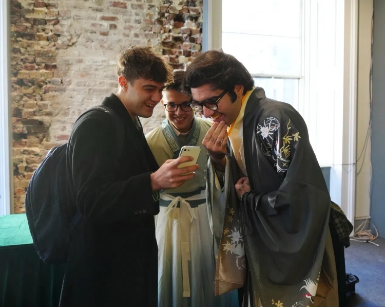 英國(guó)學(xué)生感受漢服魅力。吳若鳴攝