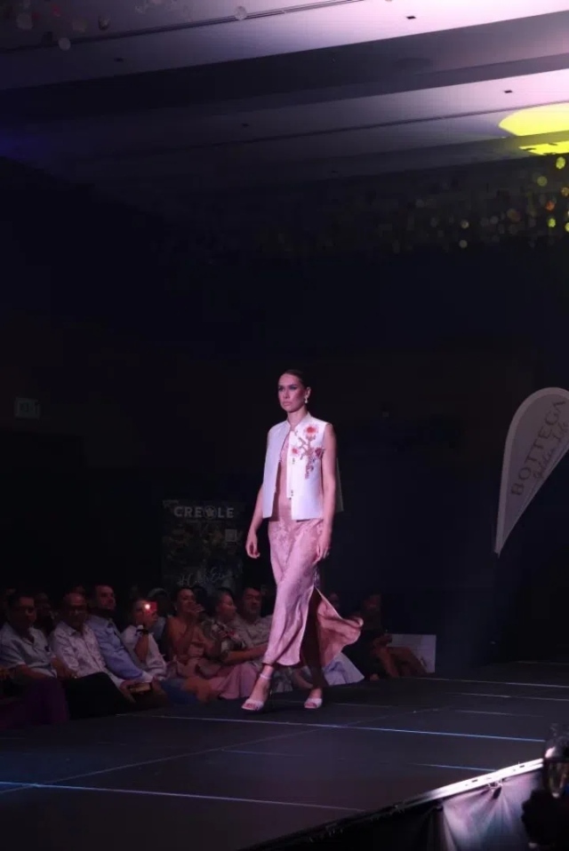 模特展示新中式禮服。顏李芳攝