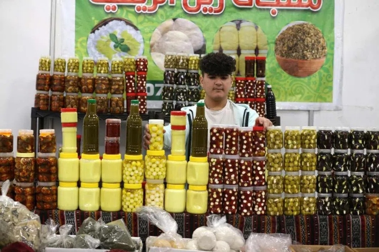 一名展商在展示各式各樣的橄欖制品。納達爾·達烏德攝