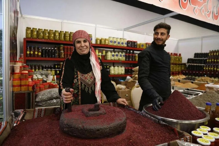 制作辣椒末的當?shù)貗D女。納達爾·達烏德攝