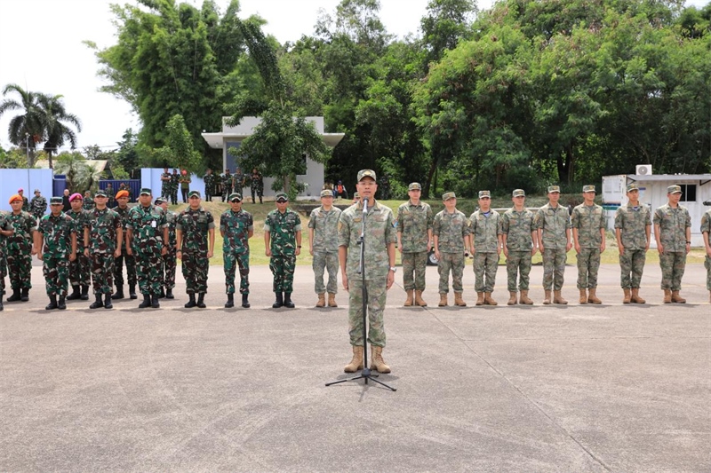 中方參演部隊(duì)指揮員在印尼方舉行的歡迎儀式上致辭。龔勝祥 攝