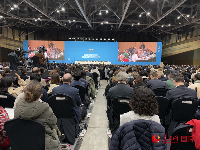 圖為塑料污染政府間談判委員會(huì)第五次會(huì)議現(xiàn)場。人民網(wǎng)記者 莽九晨攝