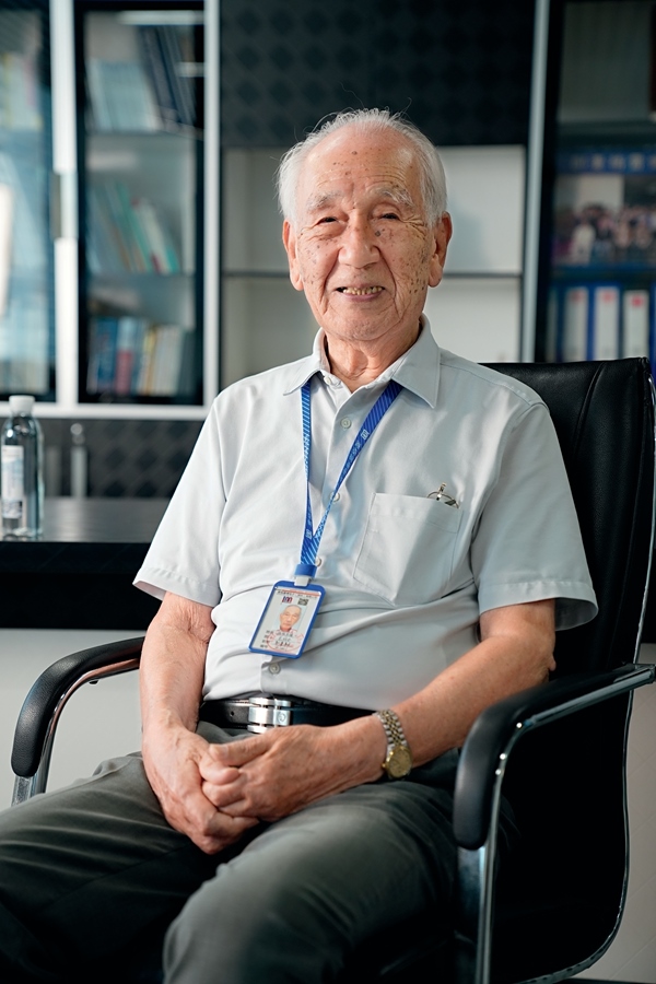 2024年8月，佐佐木俊一在深圳接受本刊記者采訪。