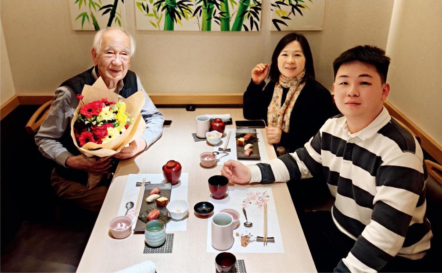 佐佐木俊一與彭林（中）、彭俊霖（右）在一起。