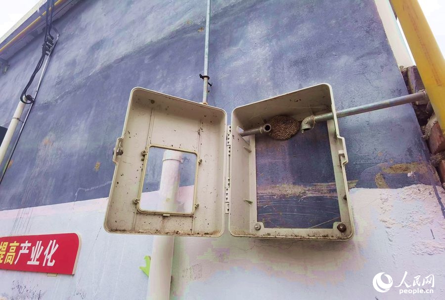 在玉山村的一處未安裝燃?xì)獗淼谋硐鋬?nèi)，掛著一個(gè)馬蜂窩。人民網(wǎng)記者 慎志遠(yuǎn)攝