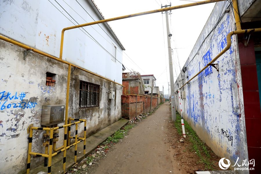 中燃公司在玉山鎮(zhèn)鋪設(shè)完工的燃?xì)夤芫W(wǎng)。人民網(wǎng)記者 慎志遠(yuǎn)攝