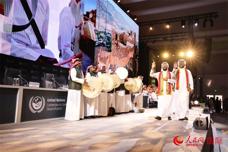 《聯(lián)合國防治荒漠化公約》第十六次締約方大會2日開幕。圖為開幕式表演。人民網(wǎng)記者任皓宇攝