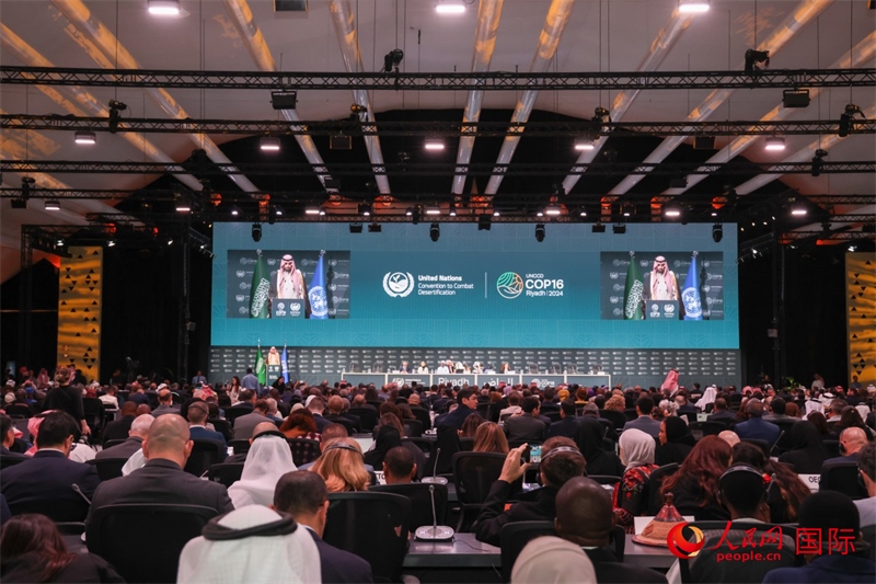 《聯(lián)合國防治荒漠化公約》第十六次締約方大會2日開幕。圖為開幕式現(xiàn)場。人民網(wǎng)記者任皓宇攝