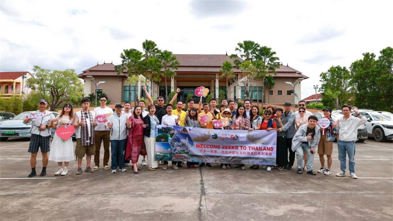 參與活動的中國游客與當(dāng)?shù)靥﹪撕嫌啊；顒又鬓k方供圖