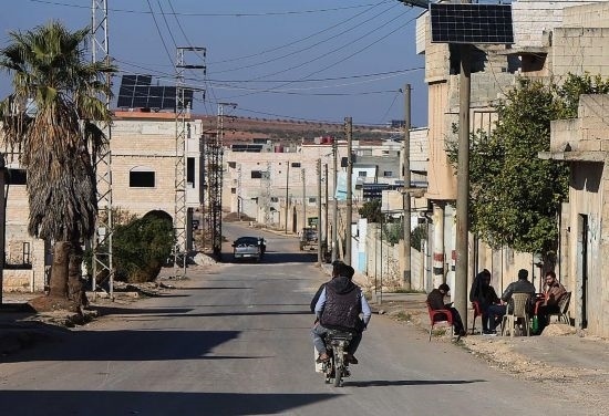 這是12月1日拍攝的敘利亞哈馬省北部一處城鎮(zhèn)街道。新華社發(fā)