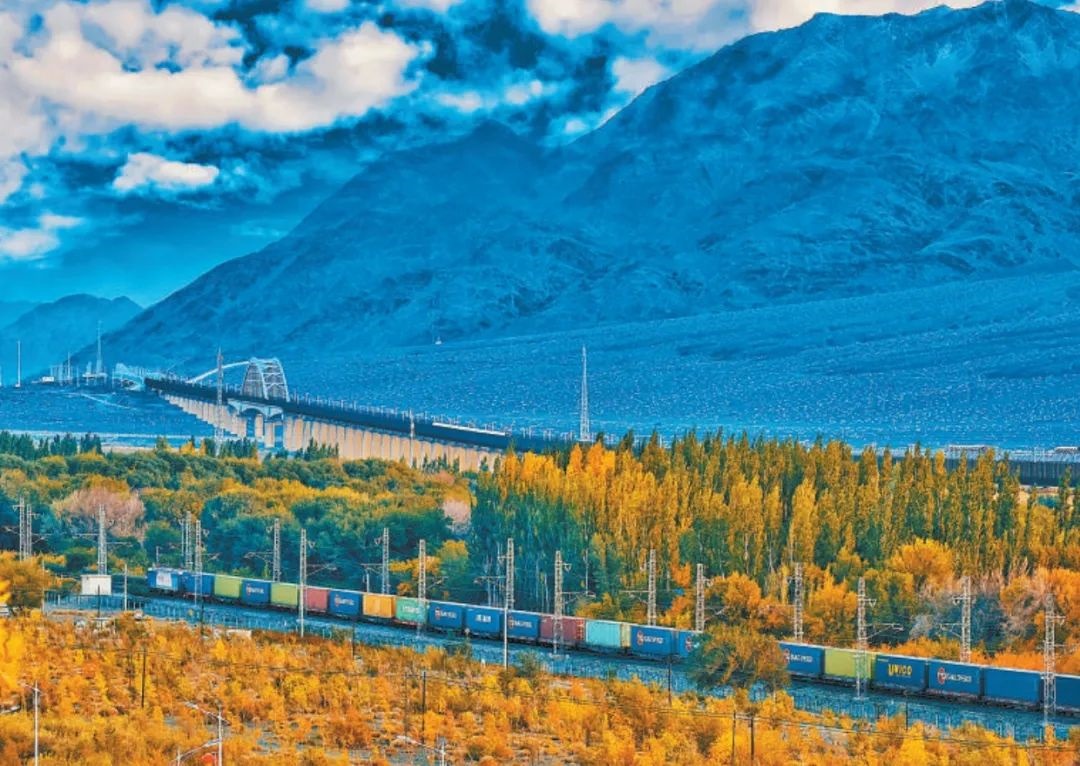 2013年，隨著共建“一帶一路”倡議提出，中歐班列應(yīng)運(yùn)而生。今年11月20日，第十萬(wàn)列中歐班列正式出境。截至目前，中歐班列累計(jì)運(yùn)送貨物超1100萬(wàn)標(biāo)箱、貨值超4200億美元，貨物品類(lèi)達(dá)53大類(lèi)5萬(wàn)余種。圖為中歐班列行駛在新疆烏魯木齊達(dá)坂城濕地。擺風(fēng)亮 攝（新華社發(fā)）