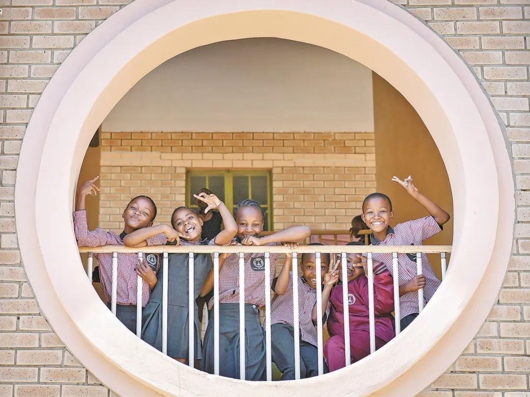 位于博茨瓦納南部的莫帕尼小學(xué)是中國(guó)援建的現(xiàn)代化學(xué)校，當(dāng)?shù)貎和慕逃龡l件因此得到改善。圖為莫帕尼小學(xué)課間休息的學(xué)生們。新華社記者 韓旭 攝