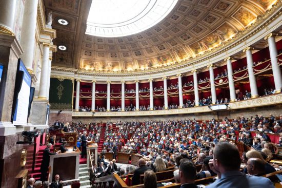 10月1日，法國總理巴尼耶在位于巴黎的法國國民議會發(fā)表演講。新華社發(fā)（杰克·陳攝）