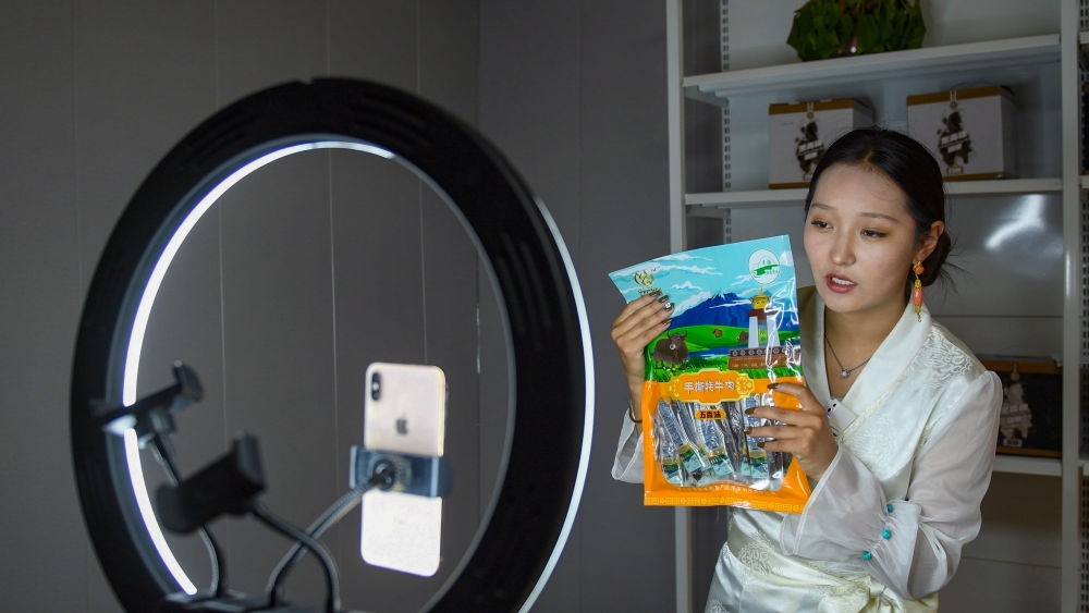 9月24日，果洛藏貢麻村村民多杰吉在進(jìn)行網(wǎng)絡(luò)帶貨直播。（潘彬彬 攝）