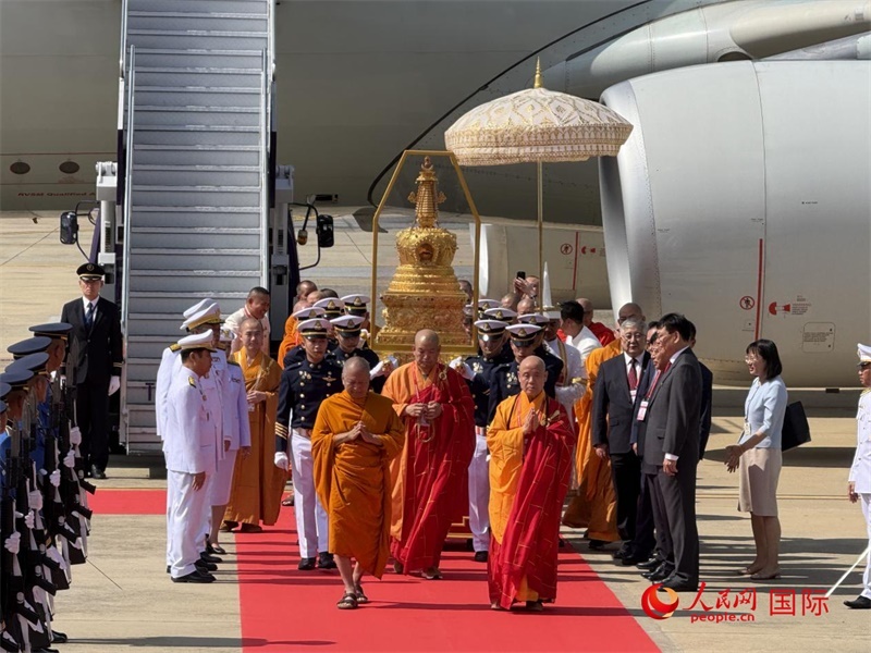 北京靈光寺佛牙舍利抵達(dá)泰國(guó)曼谷廊曼軍用機(jī)場(chǎng)。人民網(wǎng)記者章念生攝
