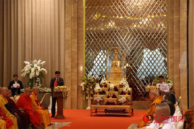 中泰兩國(guó)代表在曼谷廊曼軍用機(jī)場(chǎng)舉辦的迎請(qǐng)儀式上致辭。人民網(wǎng)記者楊一攝