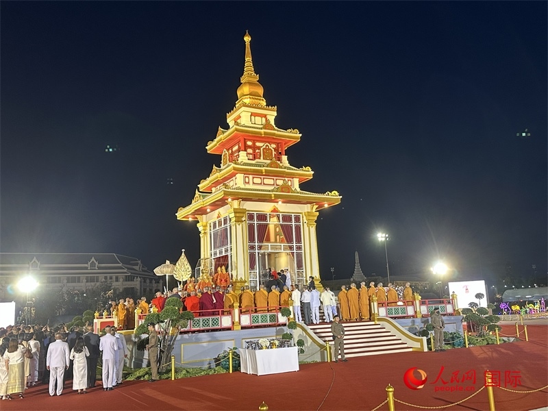 北京靈光寺佛牙舍利抵達(dá)王家田廣場(chǎng)安奉。人民網(wǎng)記者孫廣勇攝