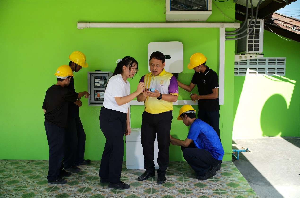 工作人員為當?shù)靥﹪蠋熤v解說明。主辦方供圖