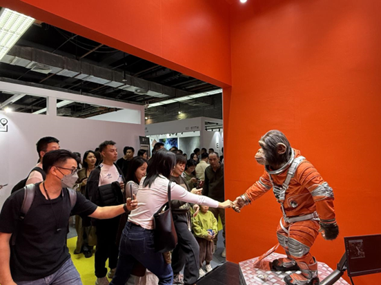 本土原創(chuàng)公司JIN ARTS帶領(lǐng)仿生機(jī)器人亮相廣州設(shè)計(jì)周11號(hào)館。（受訪者供圖）