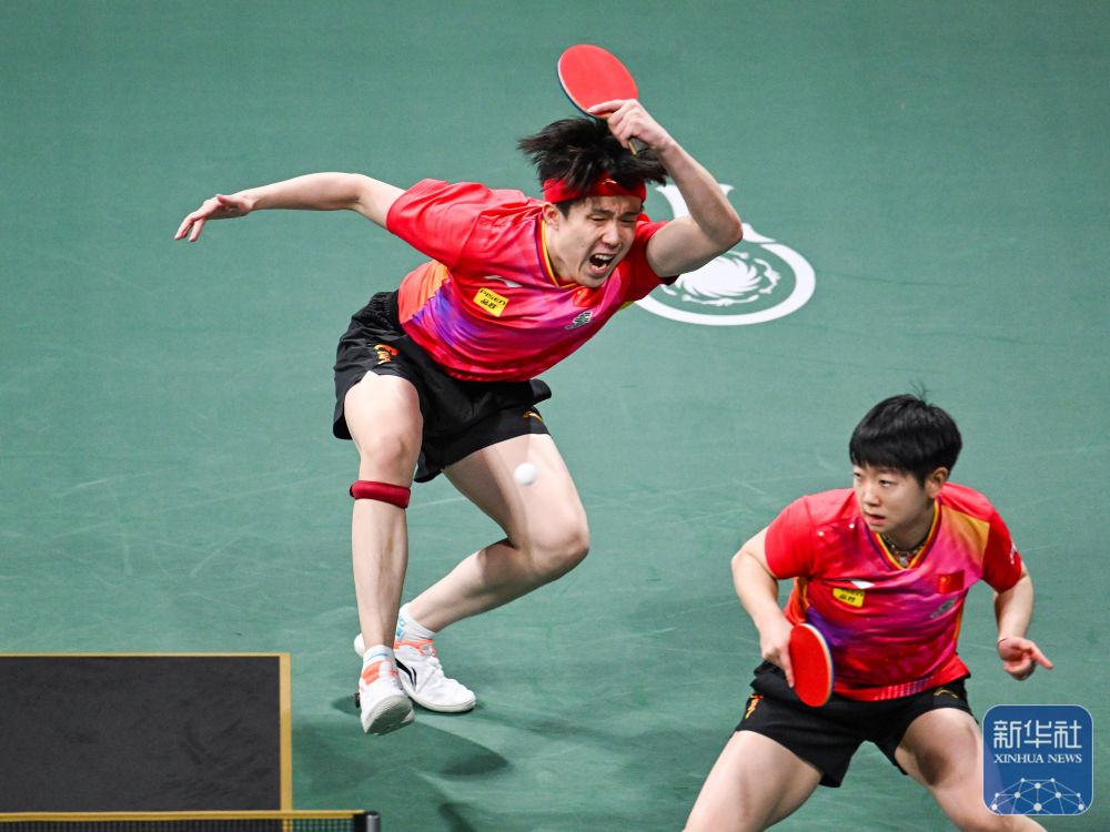 ↑中國隊(duì)組合王楚欽（左）/孫穎莎在混雙比賽中。新華社記者 王曦 攝