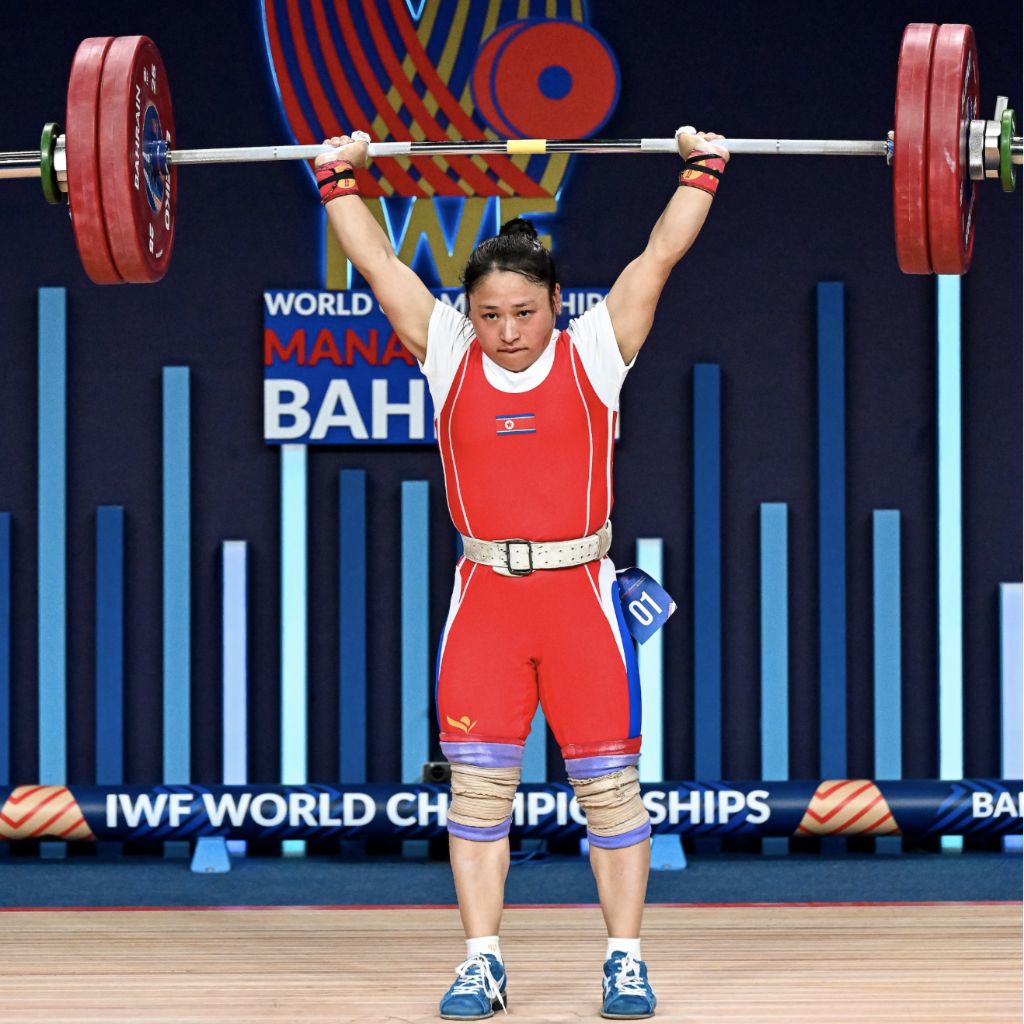 圖為李盛金在比賽中。圖片來源于國際舉重聯(lián)合會官網(wǎng)