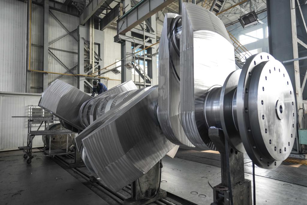 2024年1月11日，工人在大連華銳船用曲軸有限公司加工車間加工產(chǎn)品。新華社記者 潘昱龍 攝