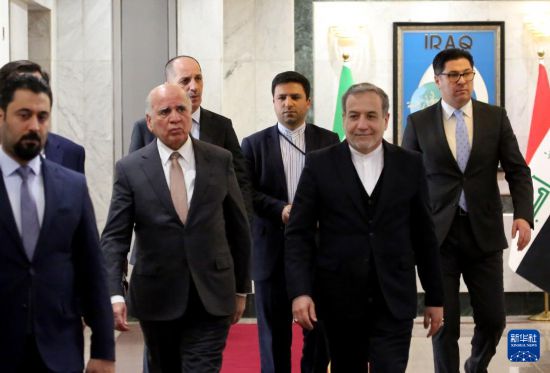 12月6日，伊拉克副總理兼外長侯賽因（中左）在巴格達會見伊朗外長阿拉格齊（中右）。新華社發(fā)（哈利勒·達伍德攝）